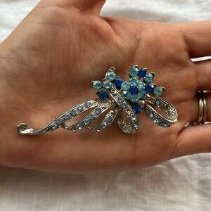 Elegant vintage Silver and Blue Brooch
